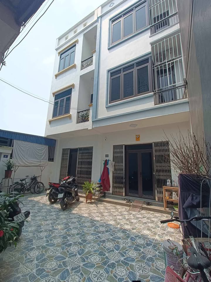  Nhà 3 tầng – sân cổng chung siêu rộng, ngõ Đông Mạc (ô tô lùi cửa)