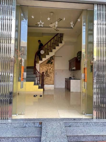 CHO THUÊ LÂU DÀI NHÀ MẶT ĐƯỜNG BẾN NGỰ